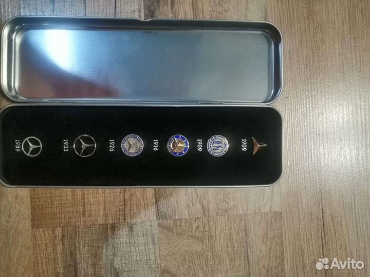 Набор коллекционных значков mercedes