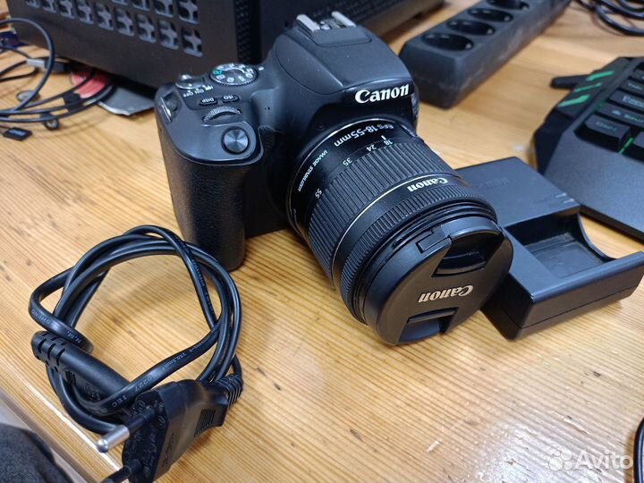 Зеркальная камера Canon EOS 200D 18-55 Kit