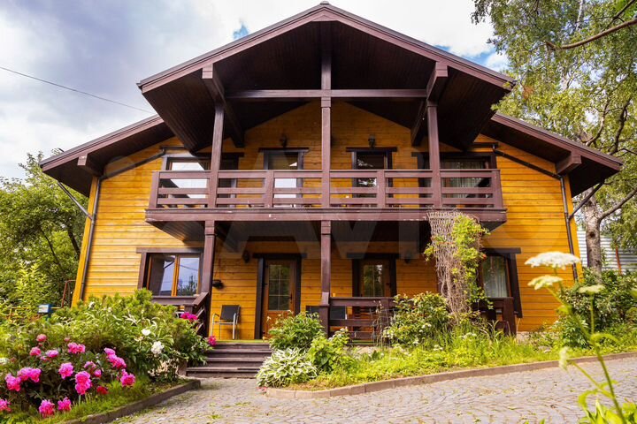 Коттедж 250 м² на участке 10 сот.