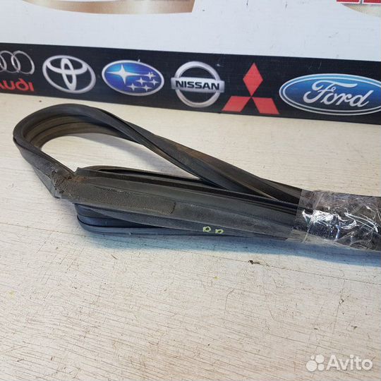 Уплотнитель стекла двери задний правый Mazda