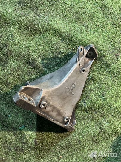 Кронштейн опора двигателя VW Passat B5 ADR 1.8