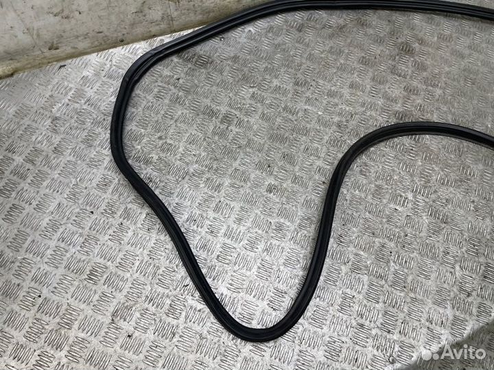 Уплотнитель двери багажника Nissan Qashqai J10