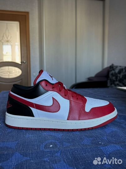 Nike air jordan 1 low reverse black toe