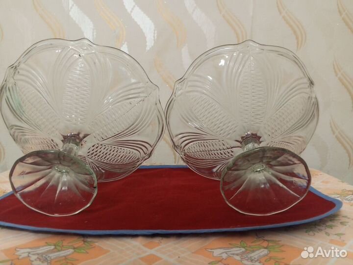 Вазы на ножке и кувшин из прозрачного стекла-СССР