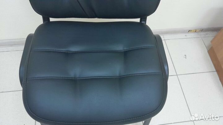 Стул из экокожи чёрного цвета