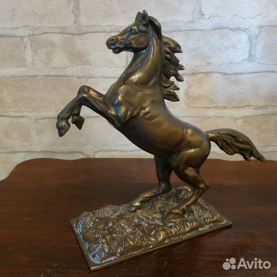 Бронзовая статуэтка лошади