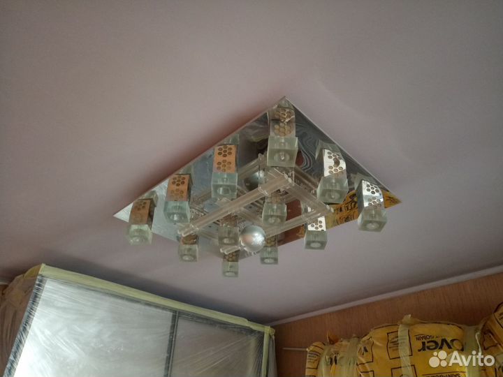 Продам люстру