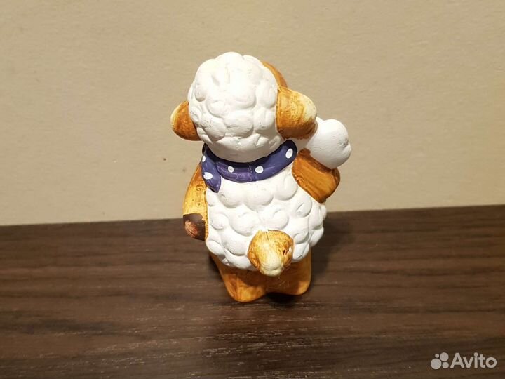 Фигурка Овечка с цветочком новая