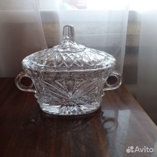 Хрустальная конфетница с крышкой