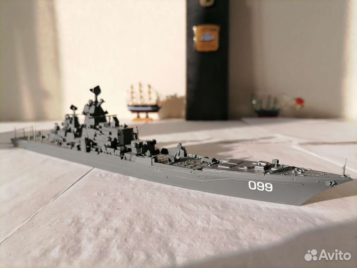 Сборная модель крейсер петр великий 099