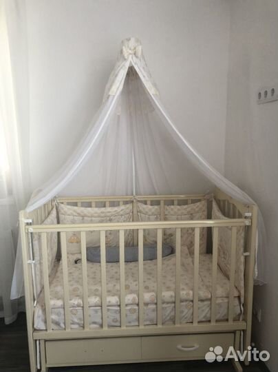 Детская кровать и пеленальный комод