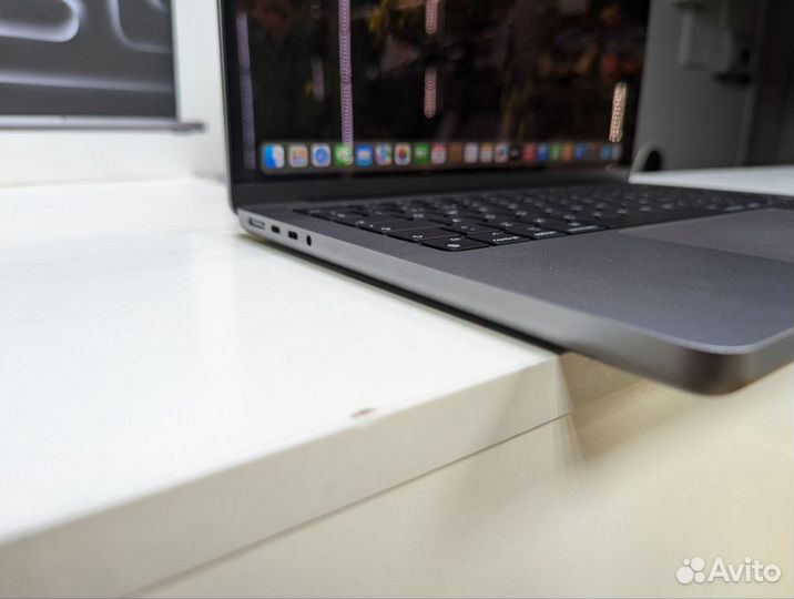 Новый macbook pro 14 диагональM3 8/512GB/рассрочка