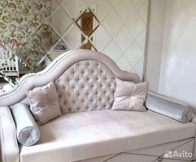 Мягкая кровать с подъемным механизмом