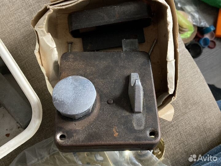 Замок дверной