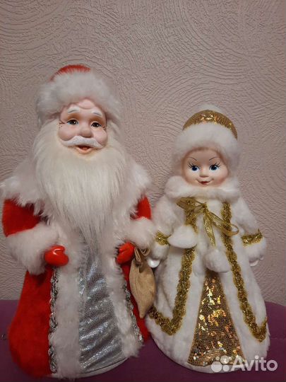 Дед мороз и снегурочка под елку