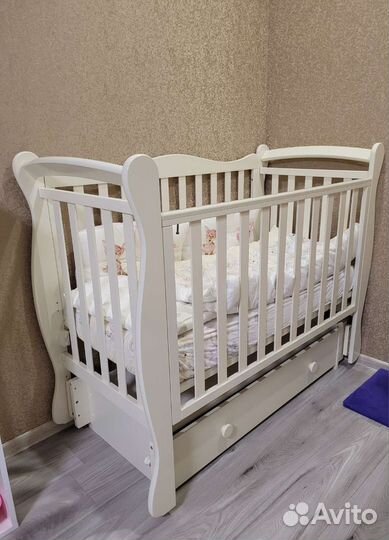 Детская кроватка с маятником и ящиком