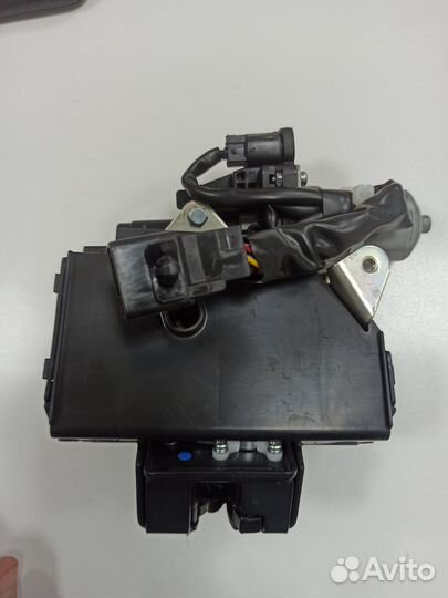 Замок двери багажника Toyota Land Cruiser 200