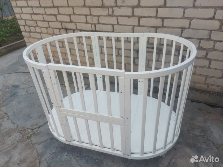 Детская кроватка с маятником круглая