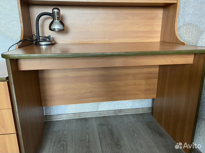 Учебный стол с полками