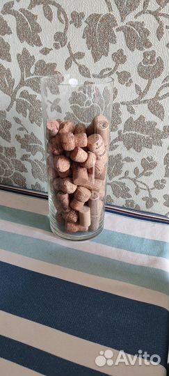 Ваза с пробками