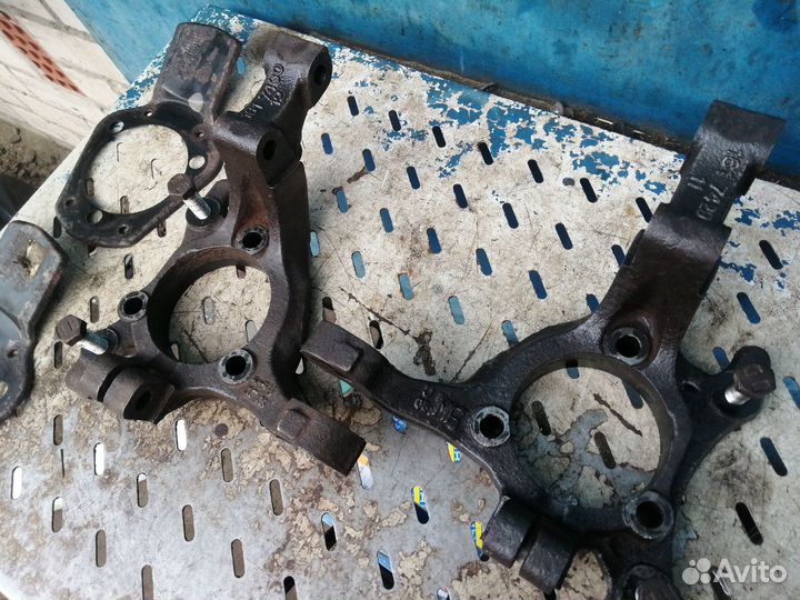 Кулак поворотный передний Opel Zafira B Astra H