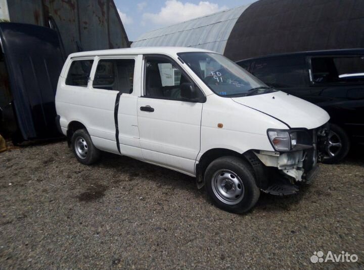 Стекло собачника левое Toyota Lite Ace Noah CR40