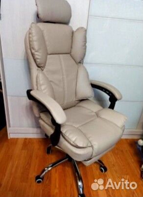Офисное кресло с подножкой