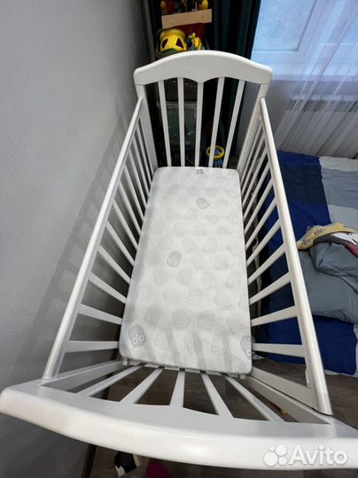 Детская кроватка с универсальным маятником