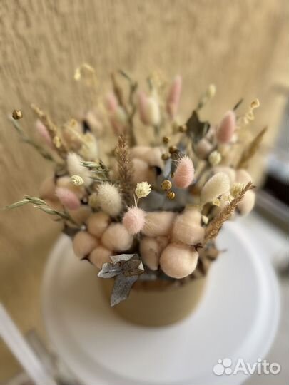 Букет из сухоцветов в шляпной коробке