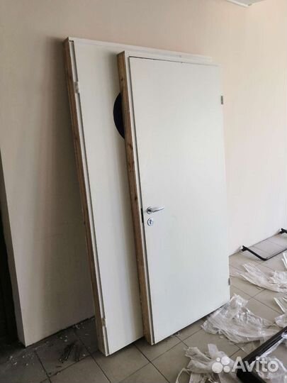 Дверь двухстворчатая, деревянная