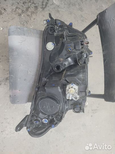 Фара левая Toyota RAV4 (2015 - н. в) LED