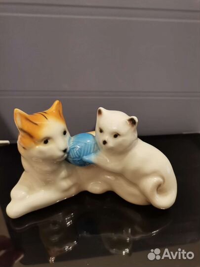 Кошка котенок с клубком фарфор статуэтка