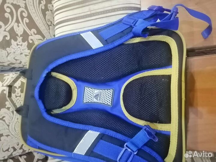 Ранец школьный для мальчика в отличном состояние