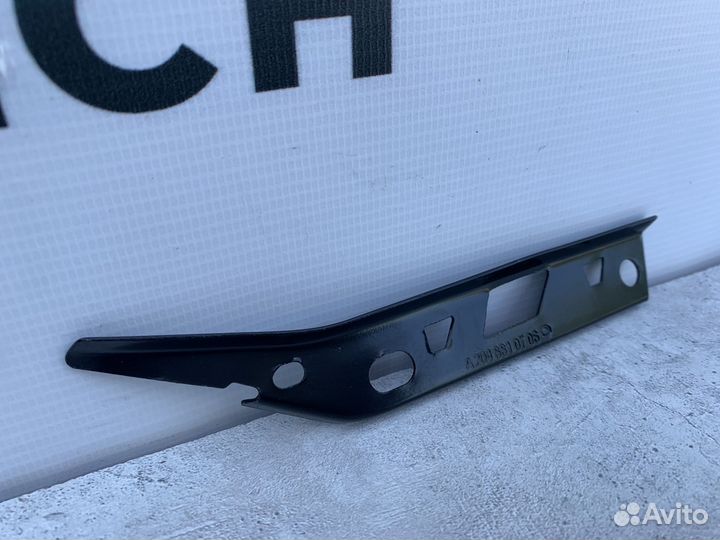 Кронштейн переднего бампера Mercedes A2048810706