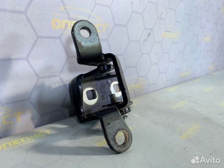 Петля двери верхняя передняя правая Opel Insignia