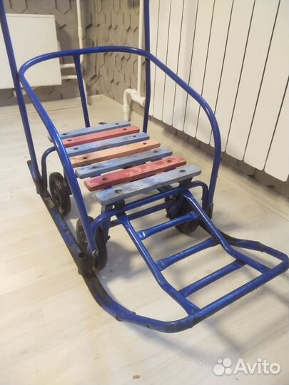 Детские санки с выдвижными колесами