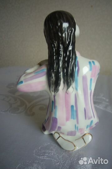 Фарфоровая статуэтка 