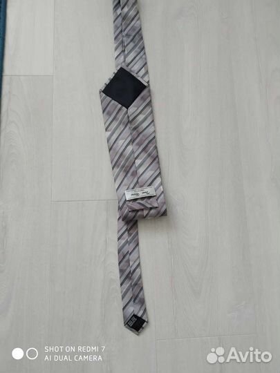 На выпускной ребятам галстук новый