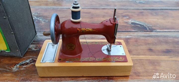 Детская швейная машинка