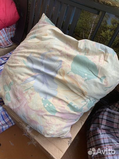 Пуховые подушки, ватное одеяло