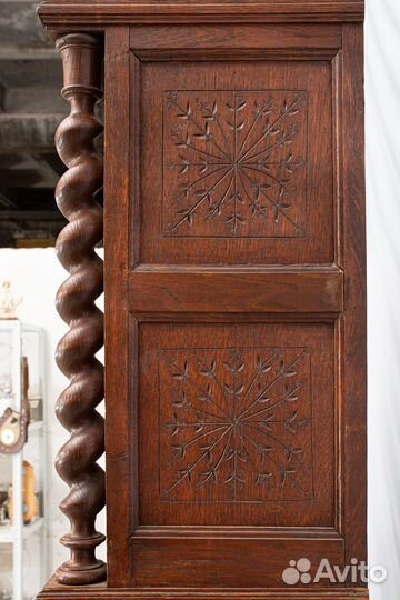 Антикварный буфет в охотничьем стиле