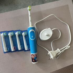 Электрическая зубная щетка oral b