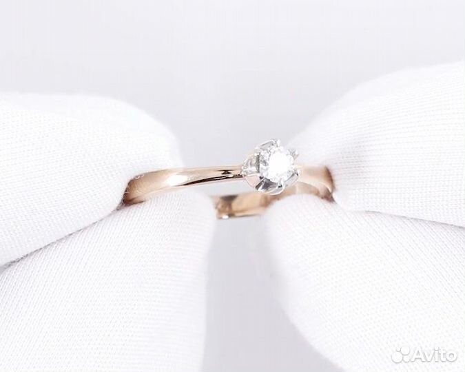 Кольцо с бриллиантом