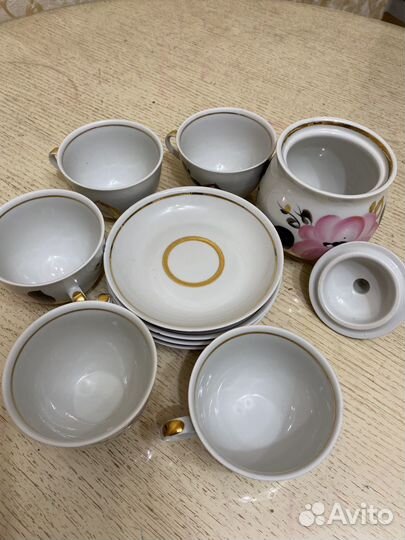 Чайные чашки и сахарница