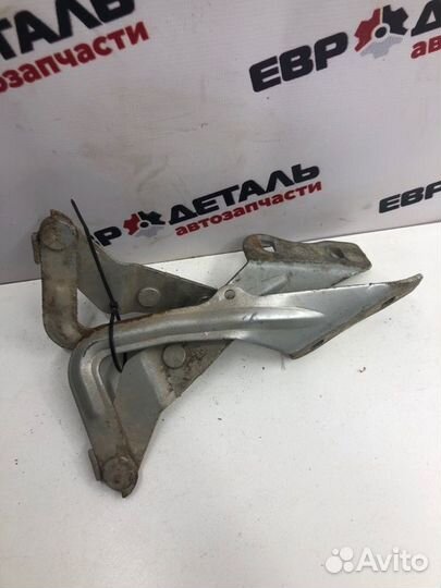 Петля капота левая Ford Focus 2 седан 2006