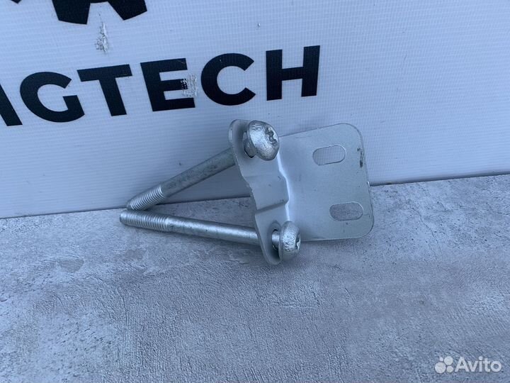 Кронштейн на передней панели Mercedes A2046201614