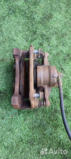 Передний правый суппорт Toyota Avensis T250