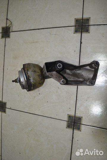 Кронштейн двигателя левый Volkswagen Passat B5