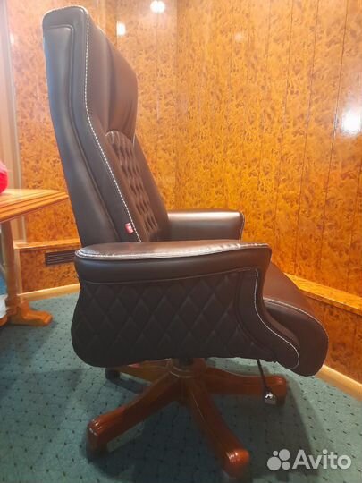 Офисное кресло руководителя