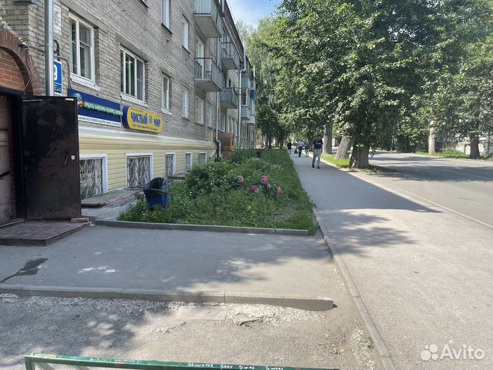 Продавец кассир в магазин у дома